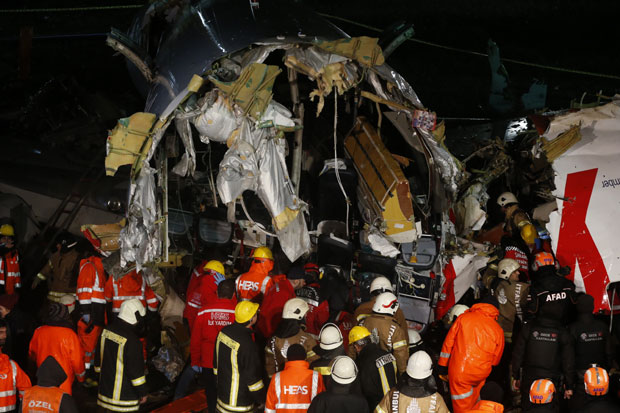 Нови детаљи незапамћене несреће у Истанбулу: Једна особа погинула, најмање 157 повређених, авион се преломио на више делова (ФОТО)